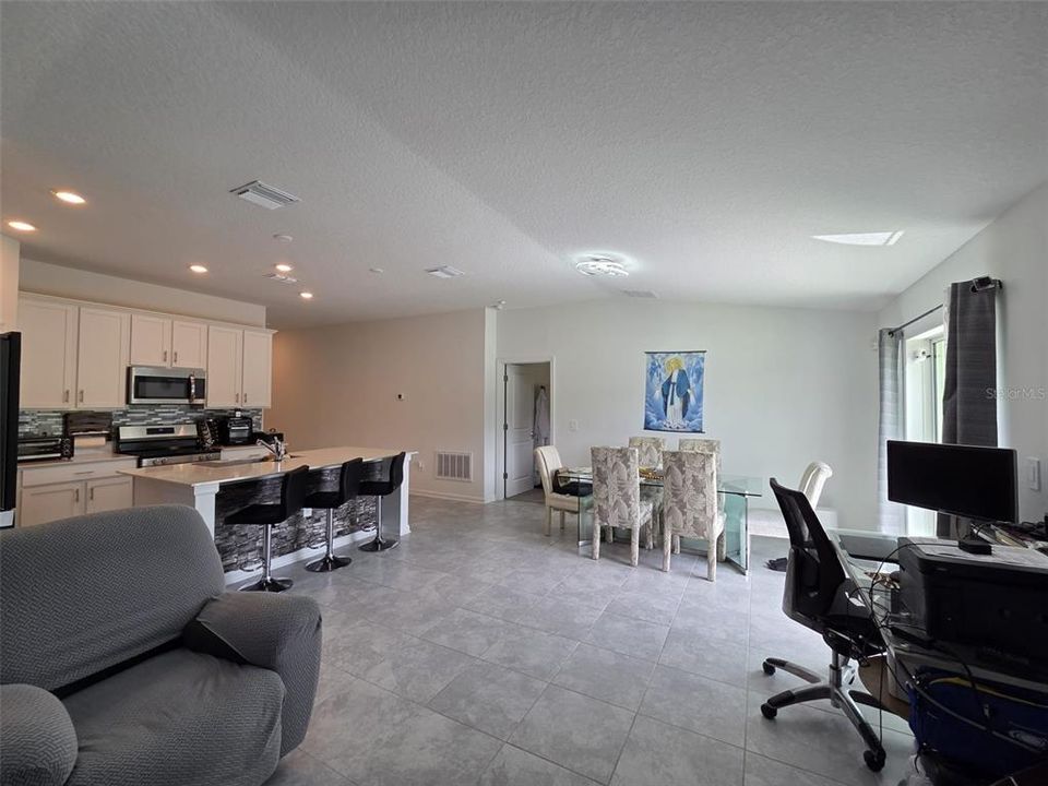 For Rent: $2,300 (3 beds, 2 baths, 1560 Square Feet)