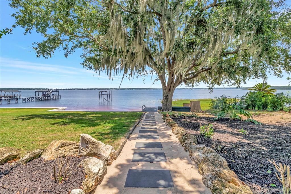 For Sale: $1,000,000 (4 beds, 2 baths, 1939 Square Feet)