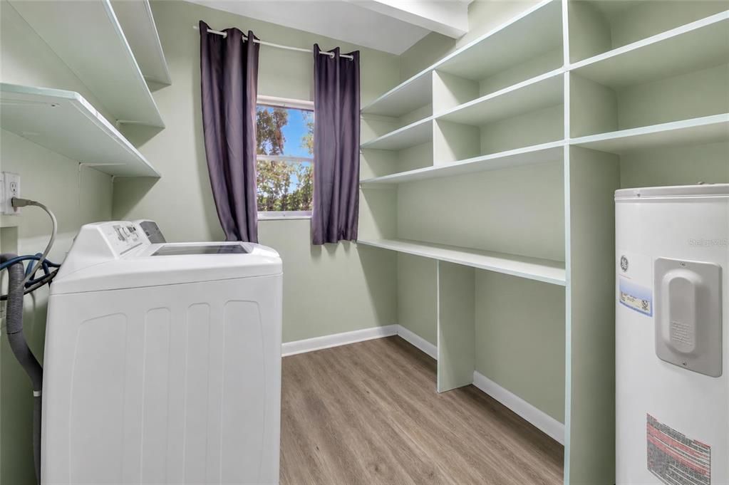 For Sale: $1,000,000 (4 beds, 2 baths, 1939 Square Feet)