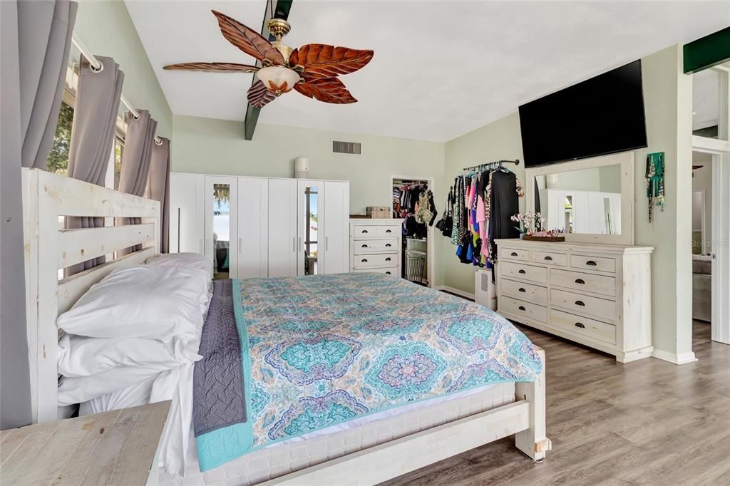 For Sale: $1,000,000 (4 beds, 2 baths, 1939 Square Feet)