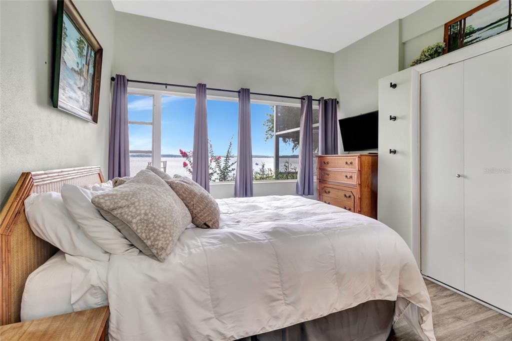 For Sale: $1,000,000 (4 beds, 2 baths, 1939 Square Feet)