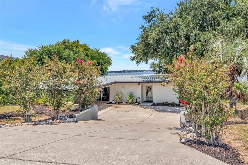 For Sale: $1,000,000 (4 beds, 2 baths, 1939 Square Feet)