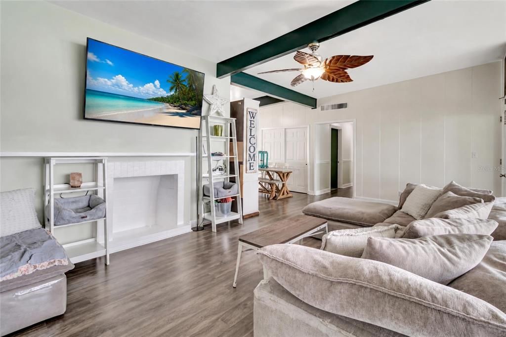 For Sale: $1,000,000 (4 beds, 2 baths, 1939 Square Feet)