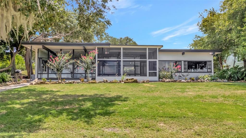 For Sale: $1,000,000 (4 beds, 2 baths, 1939 Square Feet)