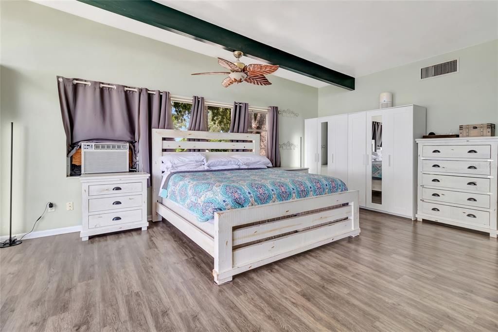 For Sale: $1,000,000 (4 beds, 2 baths, 1939 Square Feet)