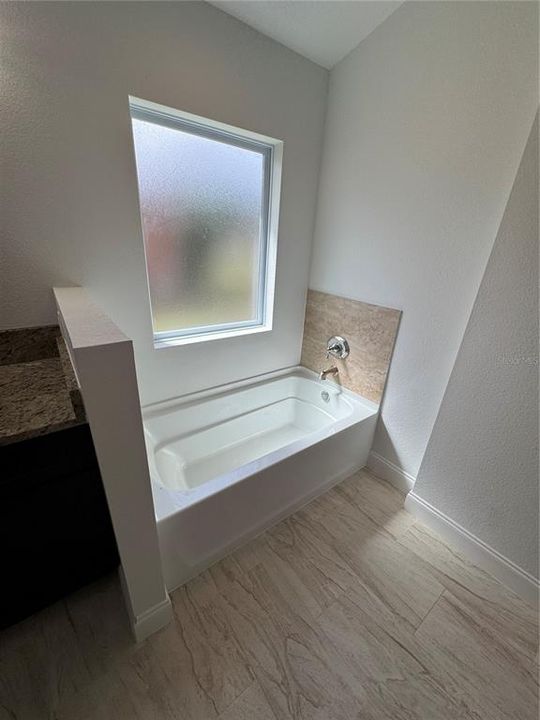 На продажу: $349,999 (4 спален, 2 ванн, 1600 Квадратных фут)