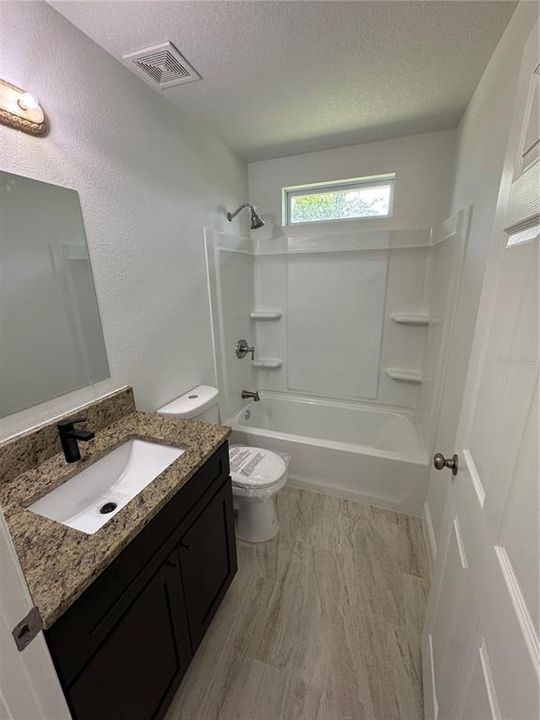 На продажу: $349,999 (4 спален, 2 ванн, 1600 Квадратных фут)