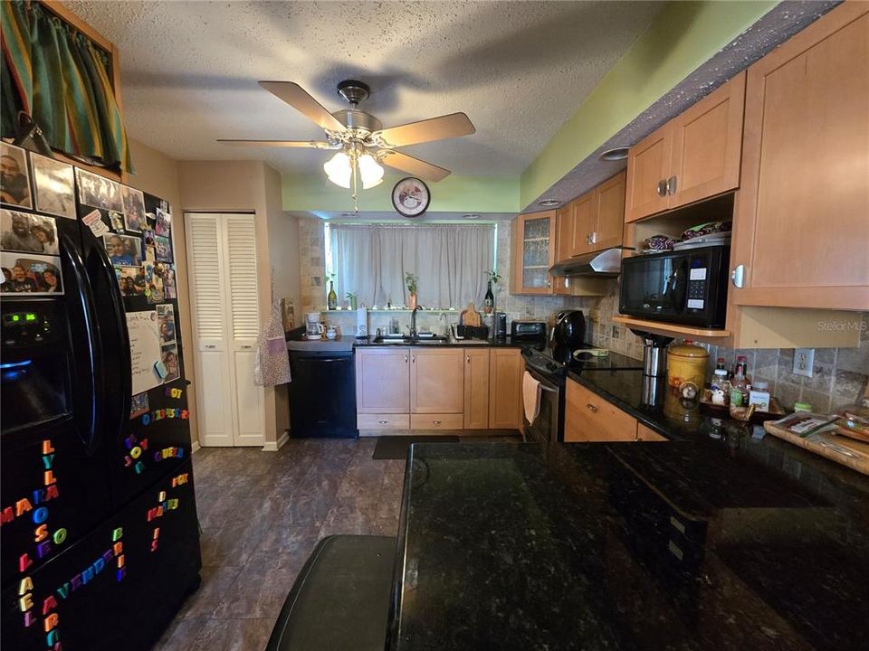 For Sale: $165,000 (2 beds, 2 baths, 1260 Square Feet)