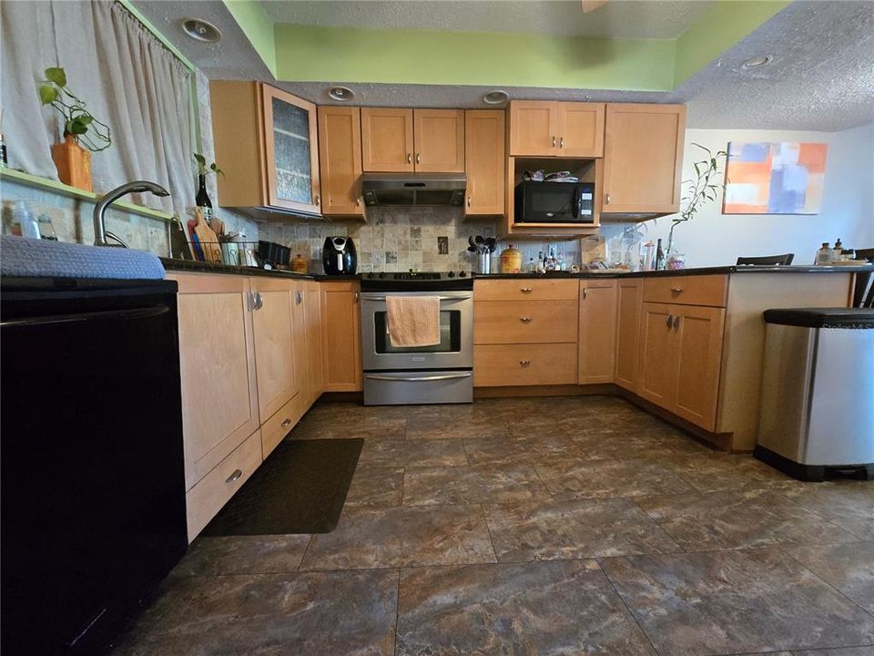 For Sale: $165,000 (2 beds, 2 baths, 1260 Square Feet)