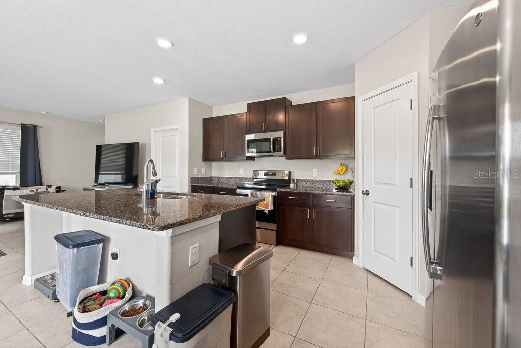 En Venta: $285,000 (4 camas, 2 baños, 1914 Pies cuadrados)