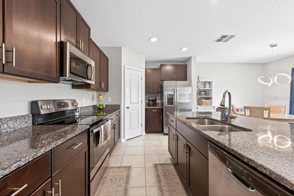 En Venta: $285,000 (4 camas, 2 baños, 1914 Pies cuadrados)