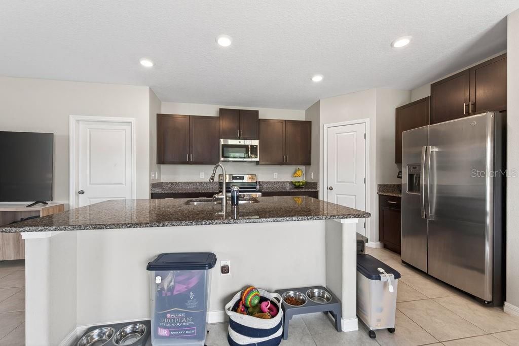 En Venta: $285,000 (4 camas, 2 baños, 1914 Pies cuadrados)