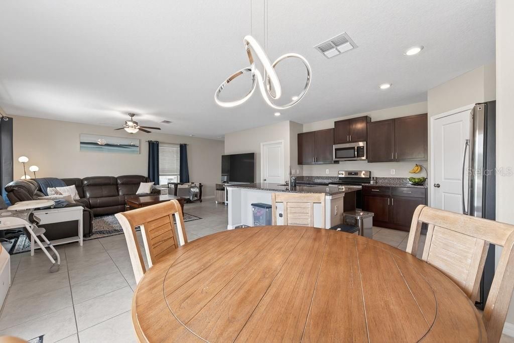 En Venta: $285,000 (4 camas, 2 baños, 1914 Pies cuadrados)
