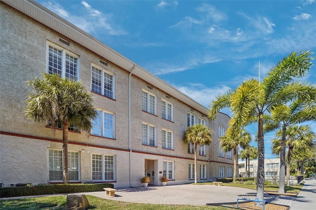 For Rent: $2,800 (2 beds, 2 baths, 875 Square Feet)