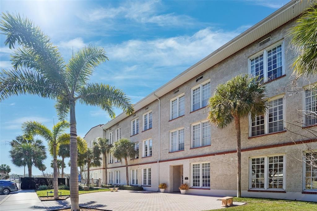 For Rent: $2,800 (2 beds, 2 baths, 875 Square Feet)
