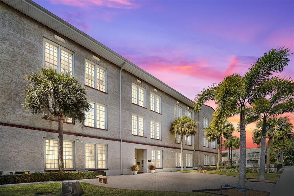For Rent: $2,800 (2 beds, 2 baths, 875 Square Feet)