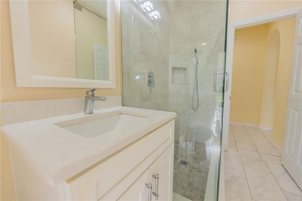 En Venta: $635,000 (4 camas, 2 baños, 2520 Pies cuadrados)