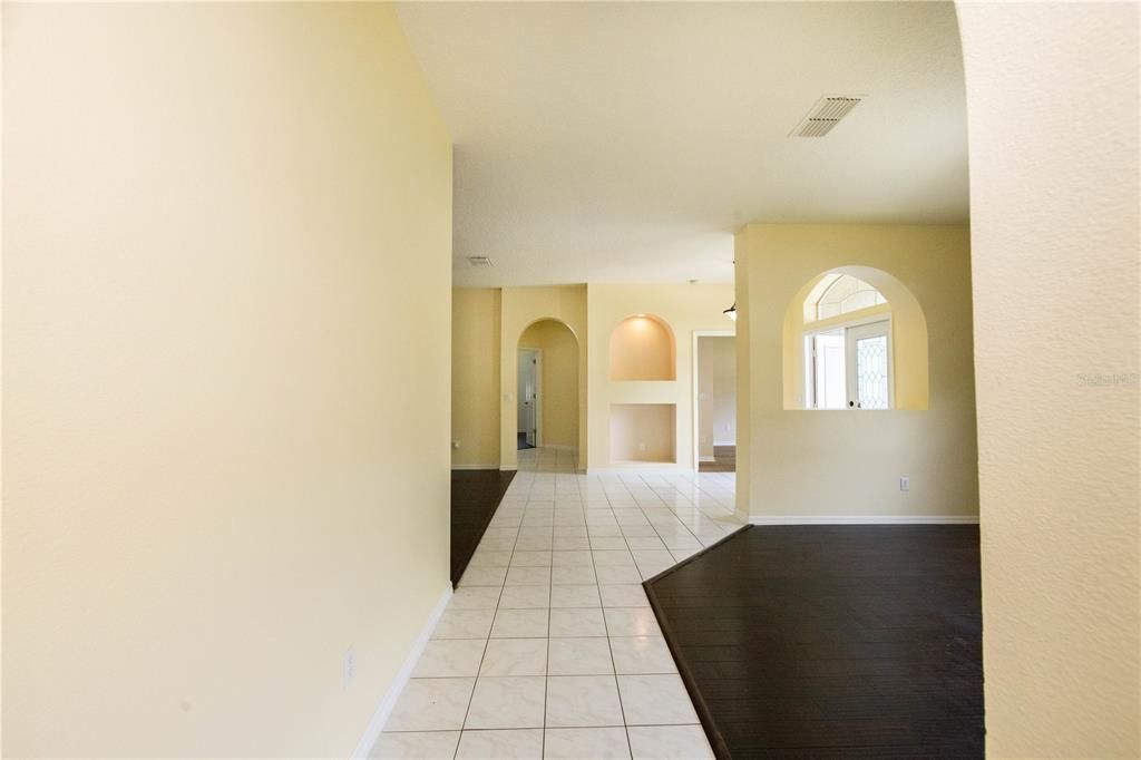 En Venta: $635,000 (4 camas, 2 baños, 2520 Pies cuadrados)