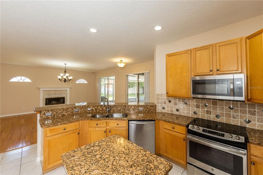 En Venta: $635,000 (4 camas, 2 baños, 2520 Pies cuadrados)
