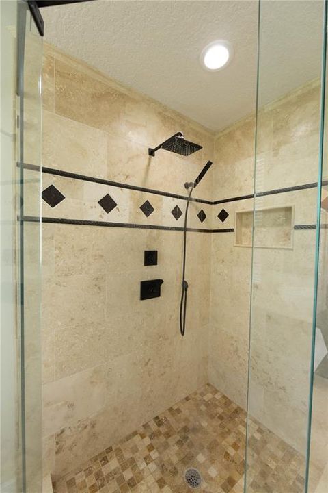En Venta: $635,000 (4 camas, 2 baños, 2520 Pies cuadrados)