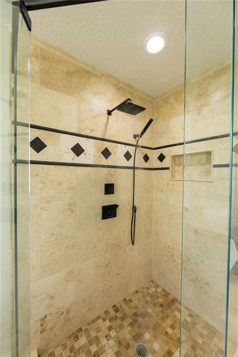 En Venta: $635,000 (4 camas, 2 baños, 2520 Pies cuadrados)