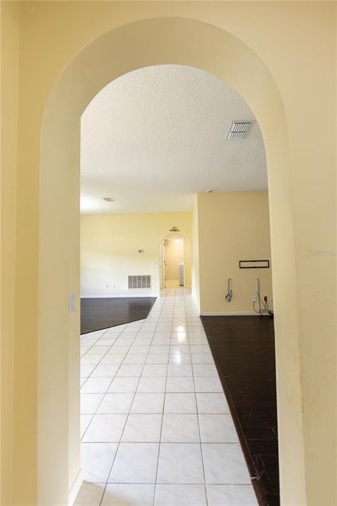 En Venta: $635,000 (4 camas, 2 baños, 2520 Pies cuadrados)