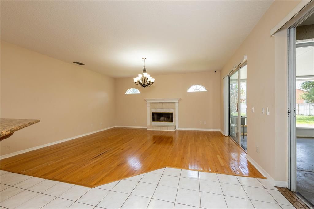 En Venta: $635,000 (4 camas, 2 baños, 2520 Pies cuadrados)