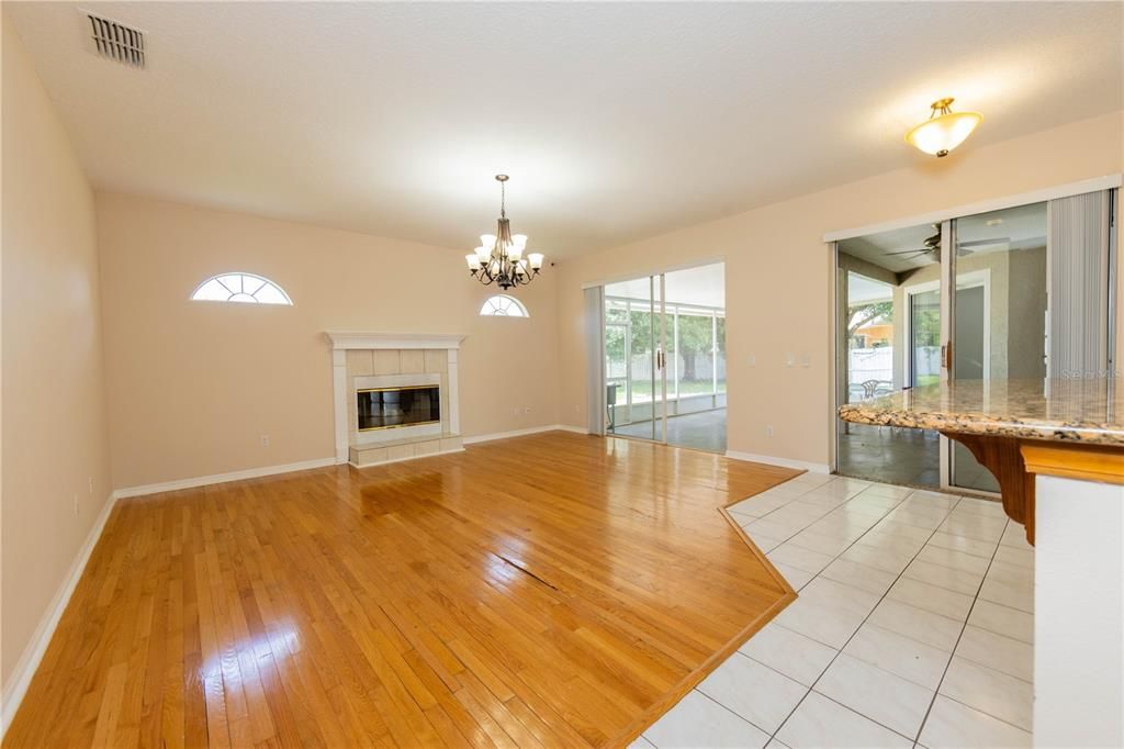 En Venta: $635,000 (4 camas, 2 baños, 2520 Pies cuadrados)