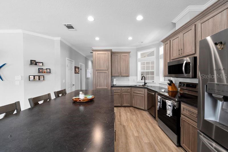 For Sale: $385,000 (2 beds, 2 baths, 1620 Square Feet)