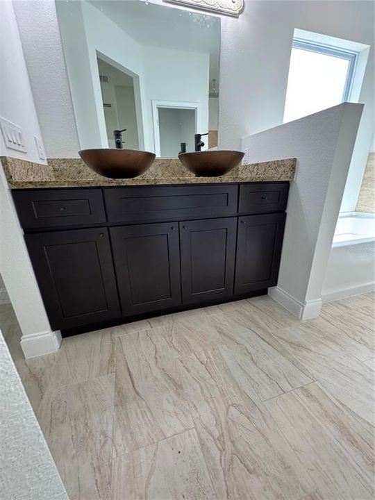 For Sale: $349,999 (4 beds, 2 baths, 1600 Square Feet)