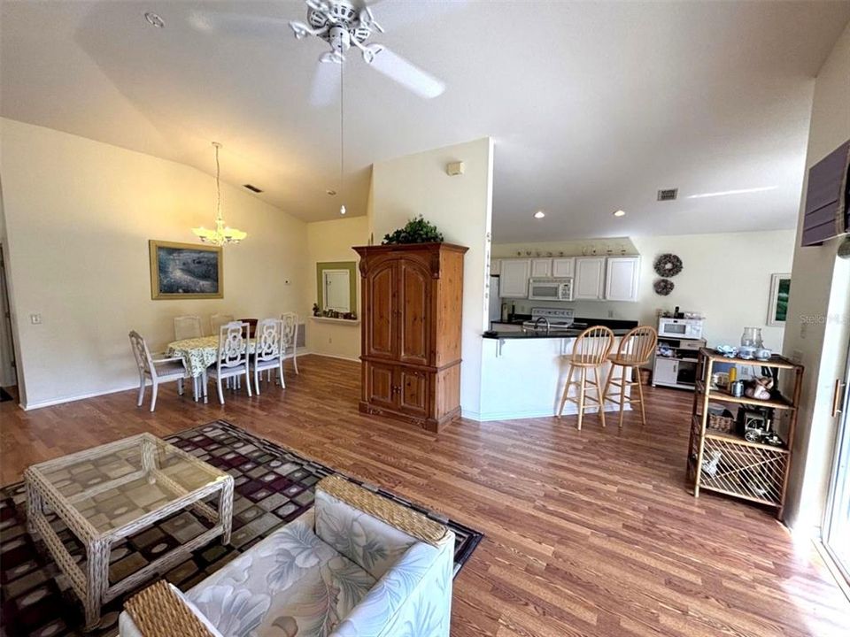 For Sale: $359,000 (2 beds, 2 baths, 1645 Square Feet)