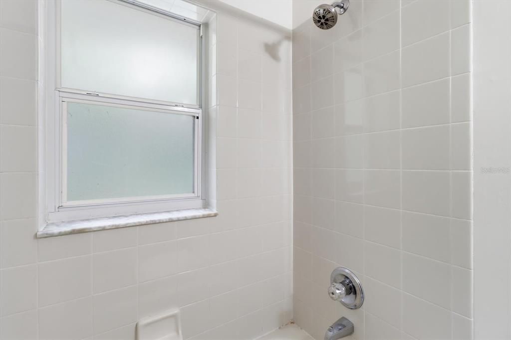 For Sale: $215,000 (3 beds, 2 baths, 1124 Square Feet)