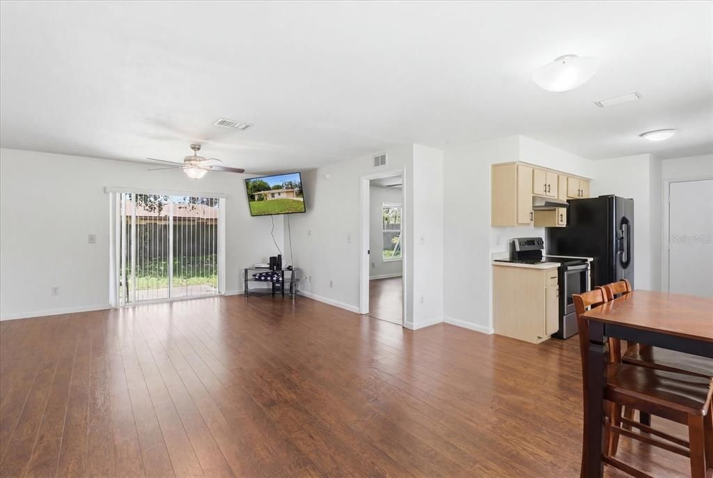 For Sale: $215,000 (3 beds, 2 baths, 1124 Square Feet)