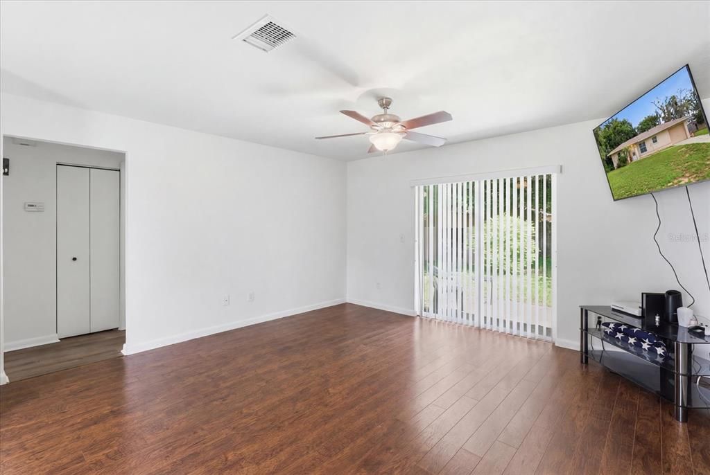 For Sale: $215,000 (3 beds, 2 baths, 1124 Square Feet)
