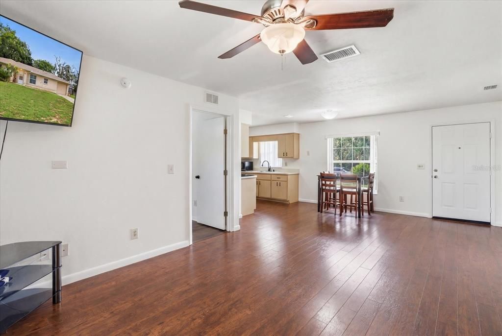For Sale: $215,000 (3 beds, 2 baths, 1124 Square Feet)