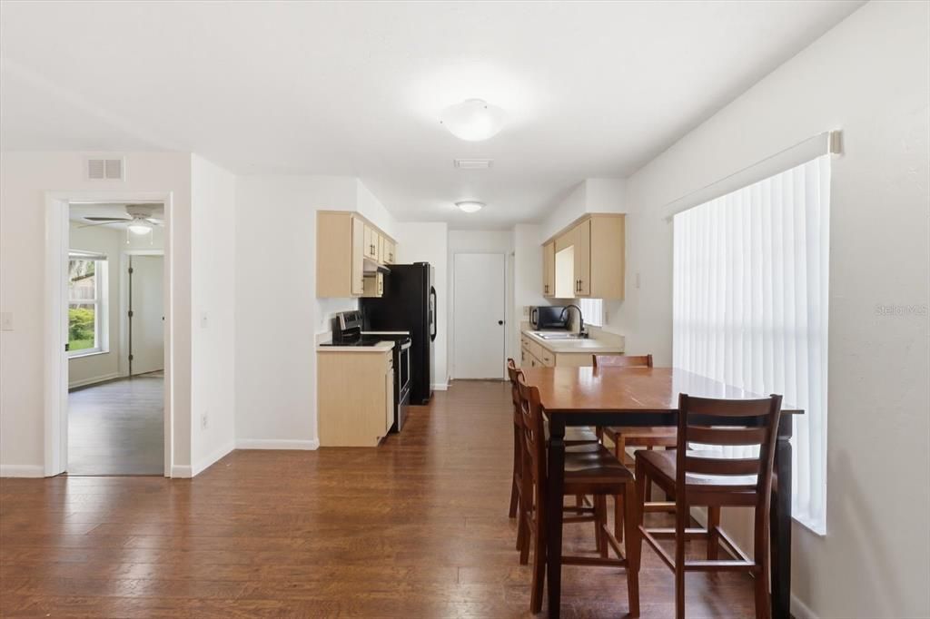 For Sale: $215,000 (3 beds, 2 baths, 1124 Square Feet)