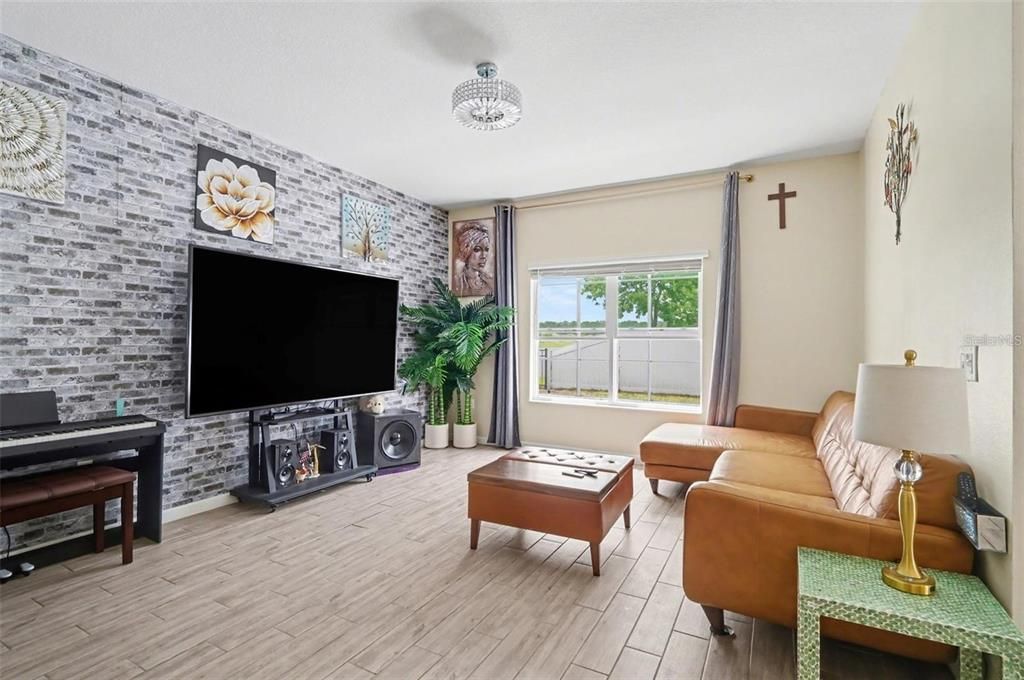 For Sale: $365,000 (4 beds, 3 baths, 1935 Square Feet)