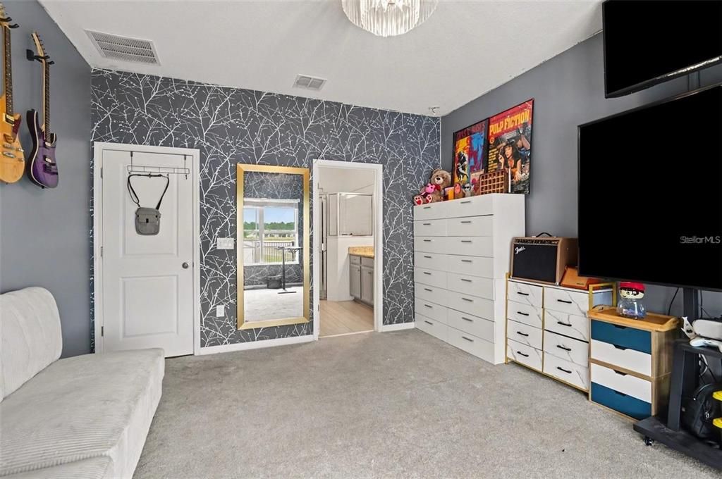For Sale: $365,000 (4 beds, 3 baths, 1935 Square Feet)