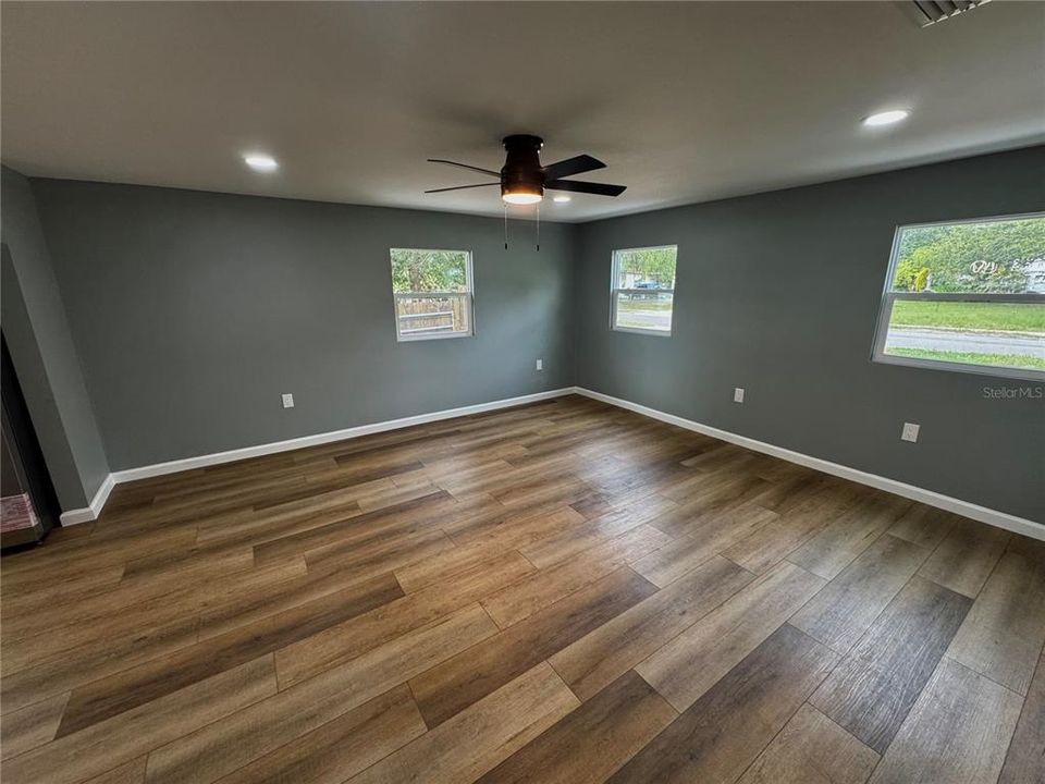 For Sale: $240,000 (3 beds, 2 baths, 1016 Square Feet)