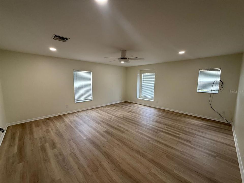 For Rent: $2,250 (3 beds, 2 baths, 2770 Square Feet)