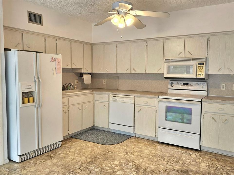 На продажу: $149,900 (2 спален, 2 ванн, 1340 Квадратных фут)