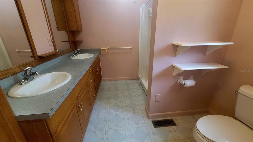 For Sale: $265,000 (2 beds, 2 baths, 1040 Square Feet)