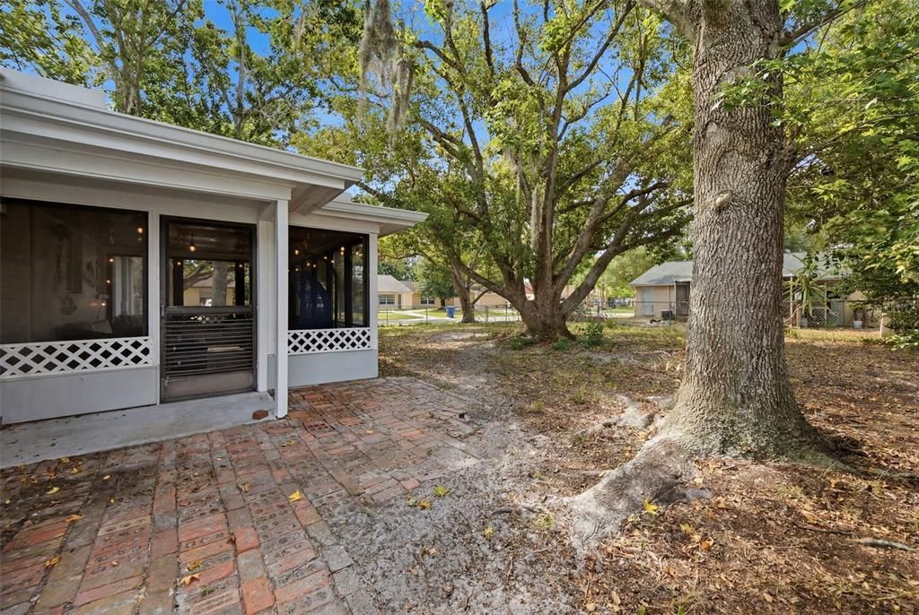 For Sale: $210,000 (2 beds, 1 baths, 906 Square Feet)