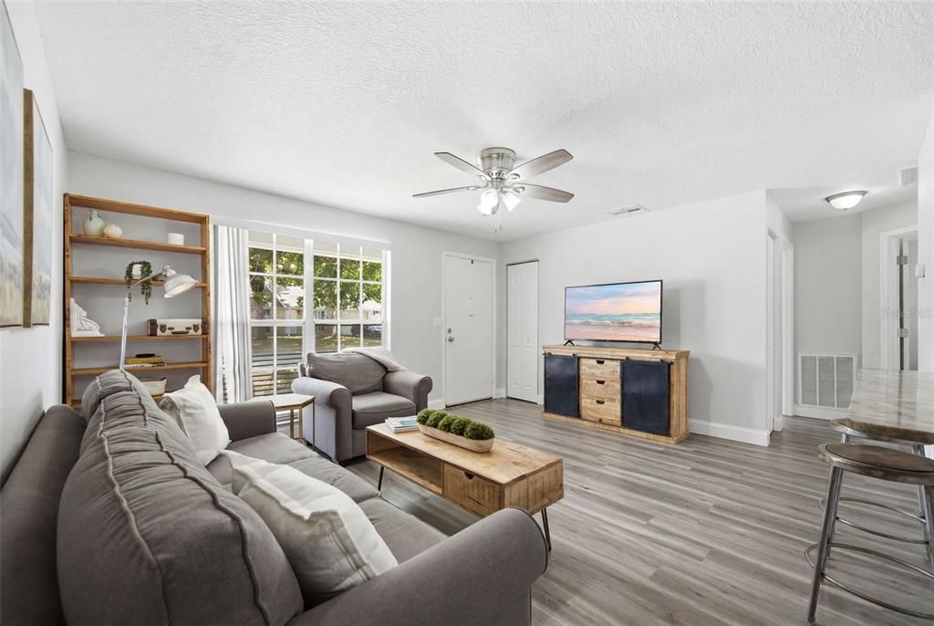 For Sale: $210,000 (2 beds, 1 baths, 906 Square Feet)