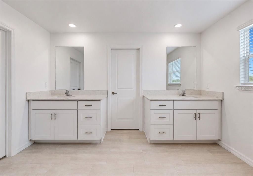 For Sale: $435,000 (5 beds, 4 baths, 3334 Square Feet)