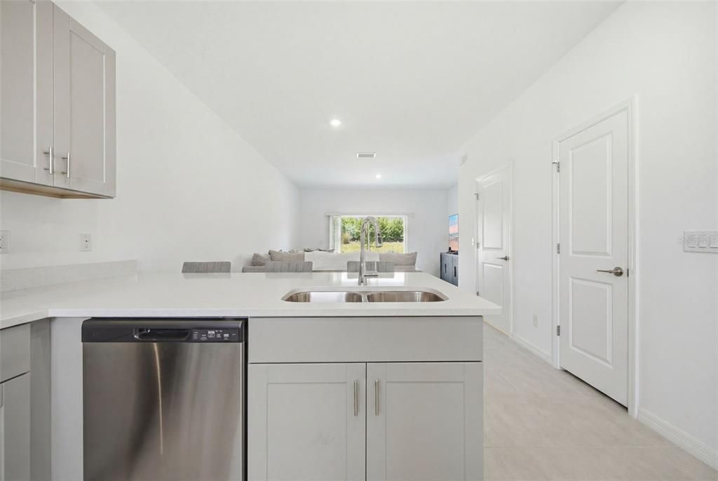 For Sale: $259,900 (2 beds, 2 baths, 1200 Square Feet)