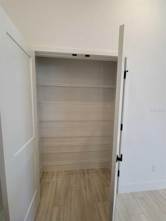 На продажу: $289,350 (4 спален, 2 ванн, 1635 Квадратных фут)