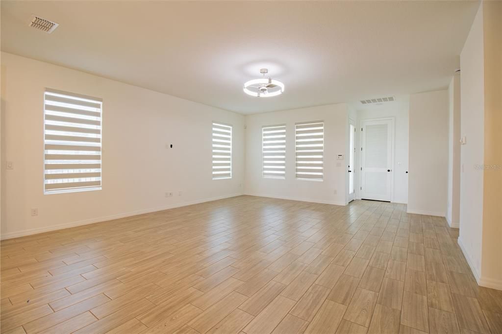For Rent: $2,750 (3 beds, 2 baths, 2704 Square Feet)