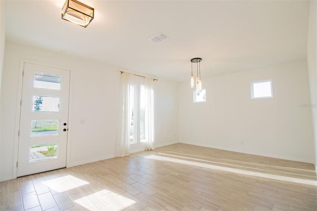 For Rent: $2,750 (3 beds, 2 baths, 2704 Square Feet)