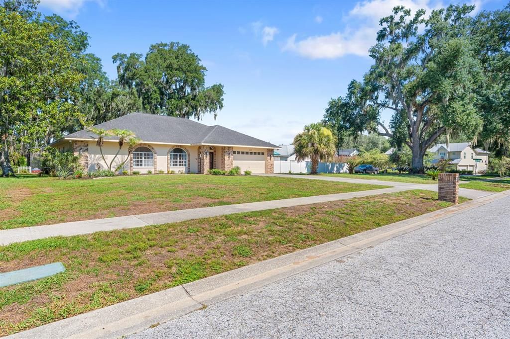 For Sale: $544,900 (5 beds, 3 baths, 2424 Square Feet)